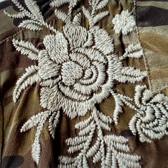 JOHNNY WAS EMBROIDERED CAMOUFLAGE TOP - Picture 6 of 12